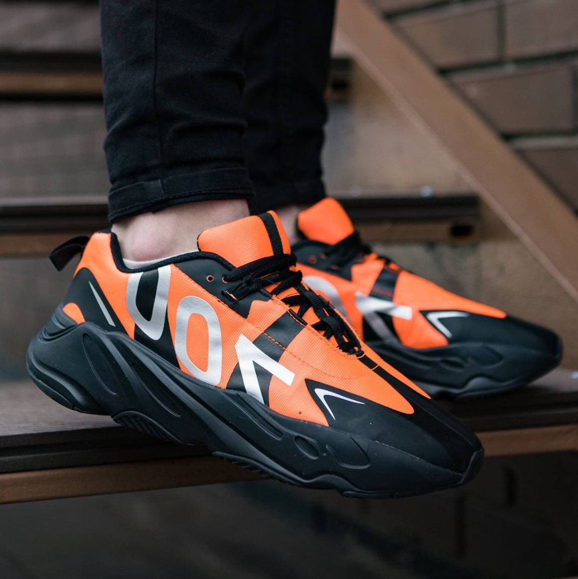 

Yeezy Boost 700 Black Orange | кроссовки мужские; черные/оранжевые; весенние/летние 42, Оранжевый