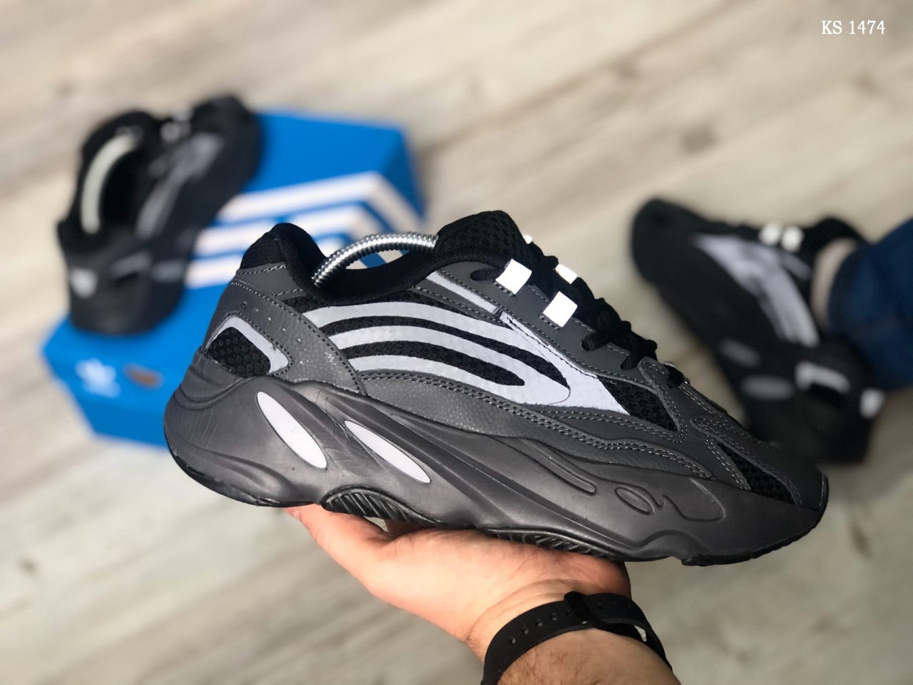 

Мужские кроссовки в стиле Adidas Адидас yeezy 700, черные 44 (28 см), Белый