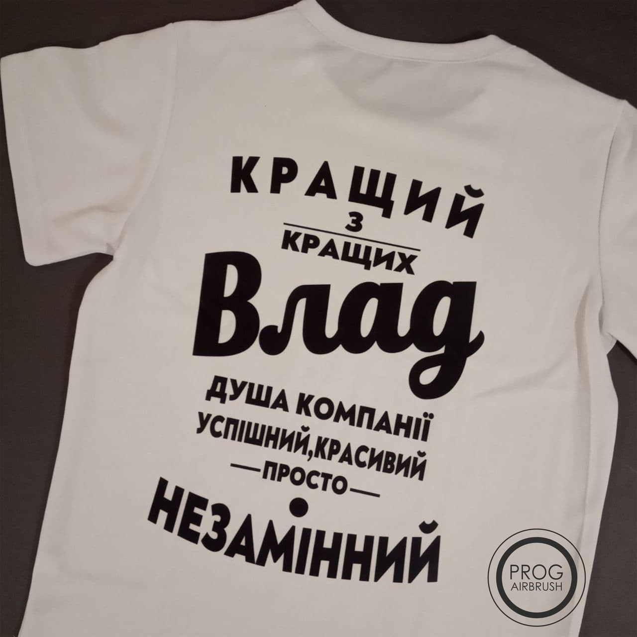 

Чоловіча футболка з принтом на спині