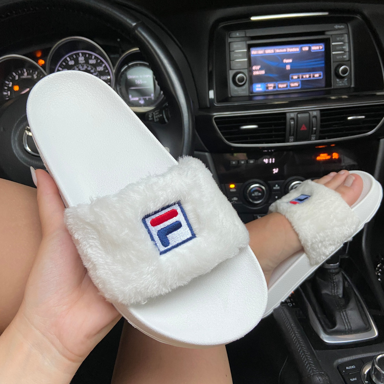 

Fila Faux Fur Pool Slide Sandals White (Белый)