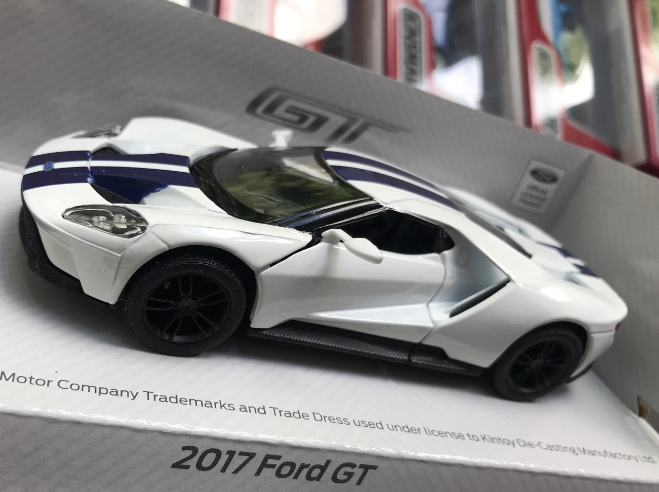 

Коллекционная машина KINSMART Ford GT 2017 металлическая инерционная модель, Белый