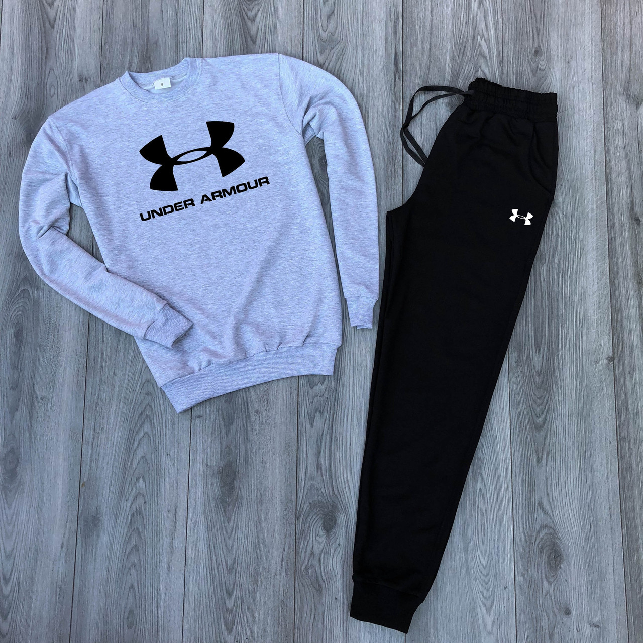 

Мужской утепленный спортивный костюм меланжевый свитшот с принтом "Under Armour" и чёрные штаны с принтом