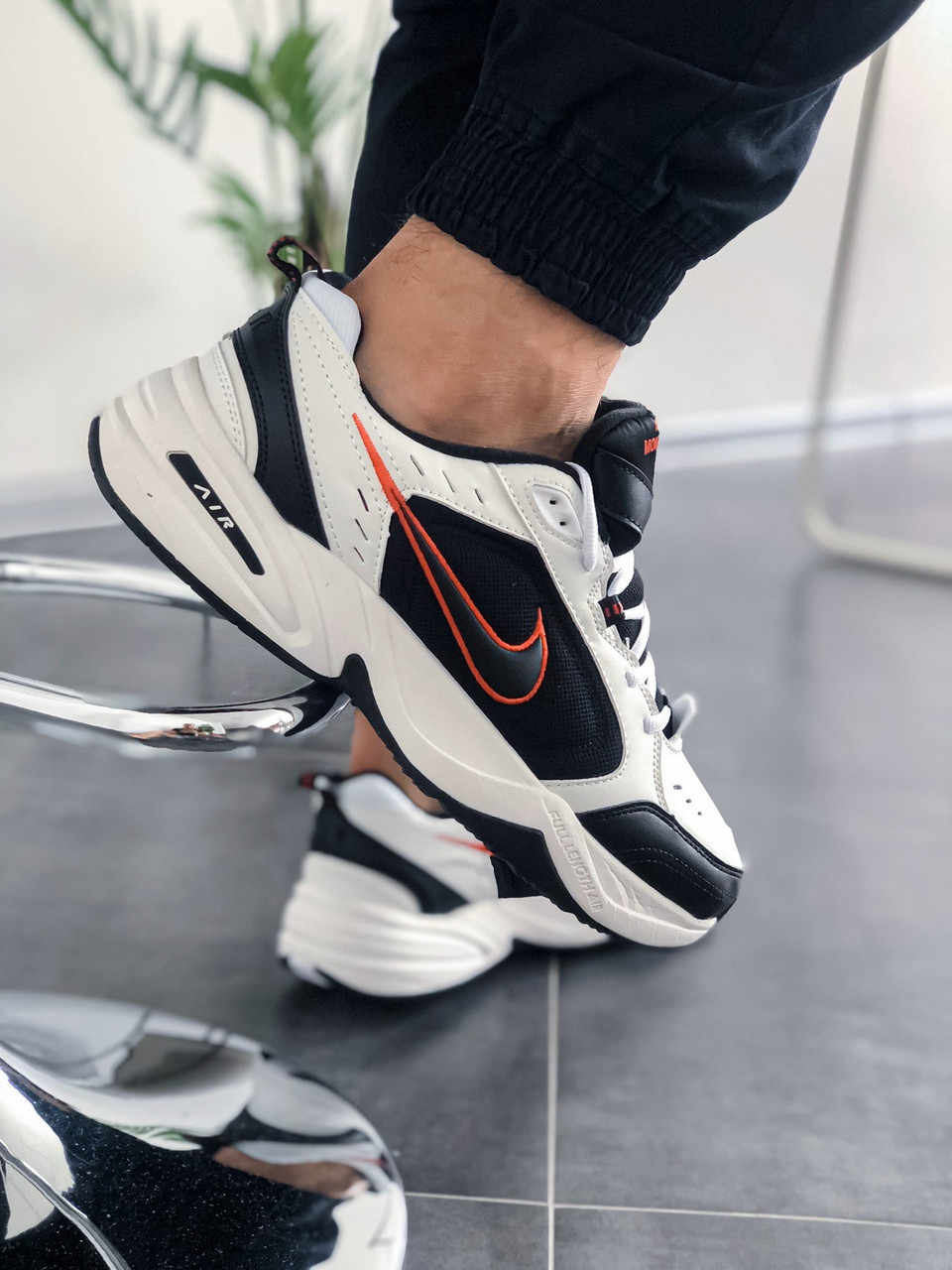 

Nike Air Monarch IV "Black/White"