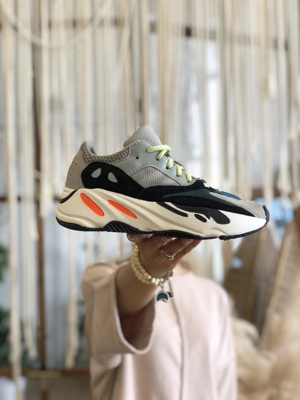 

Adidas Yeezy 700