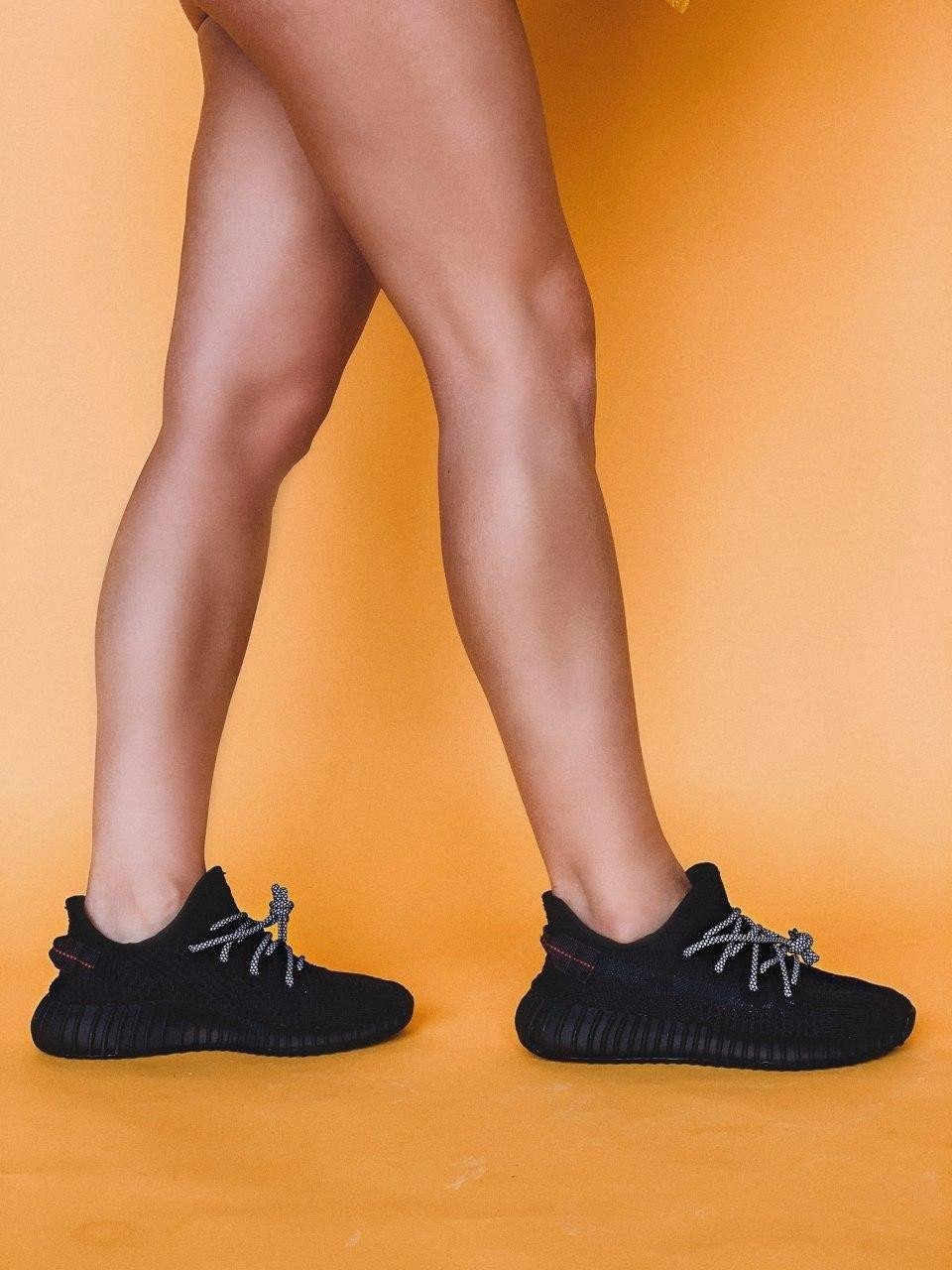 

Женские черные кроссовки Adidas Yeezy, Черный