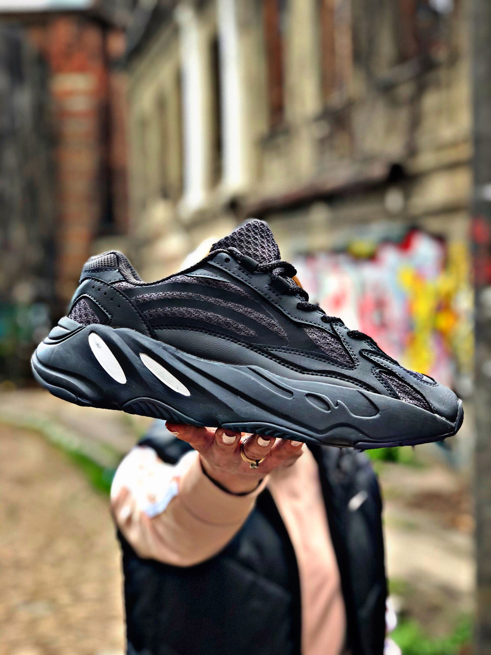 

Adidas Yeezy 700, Черный