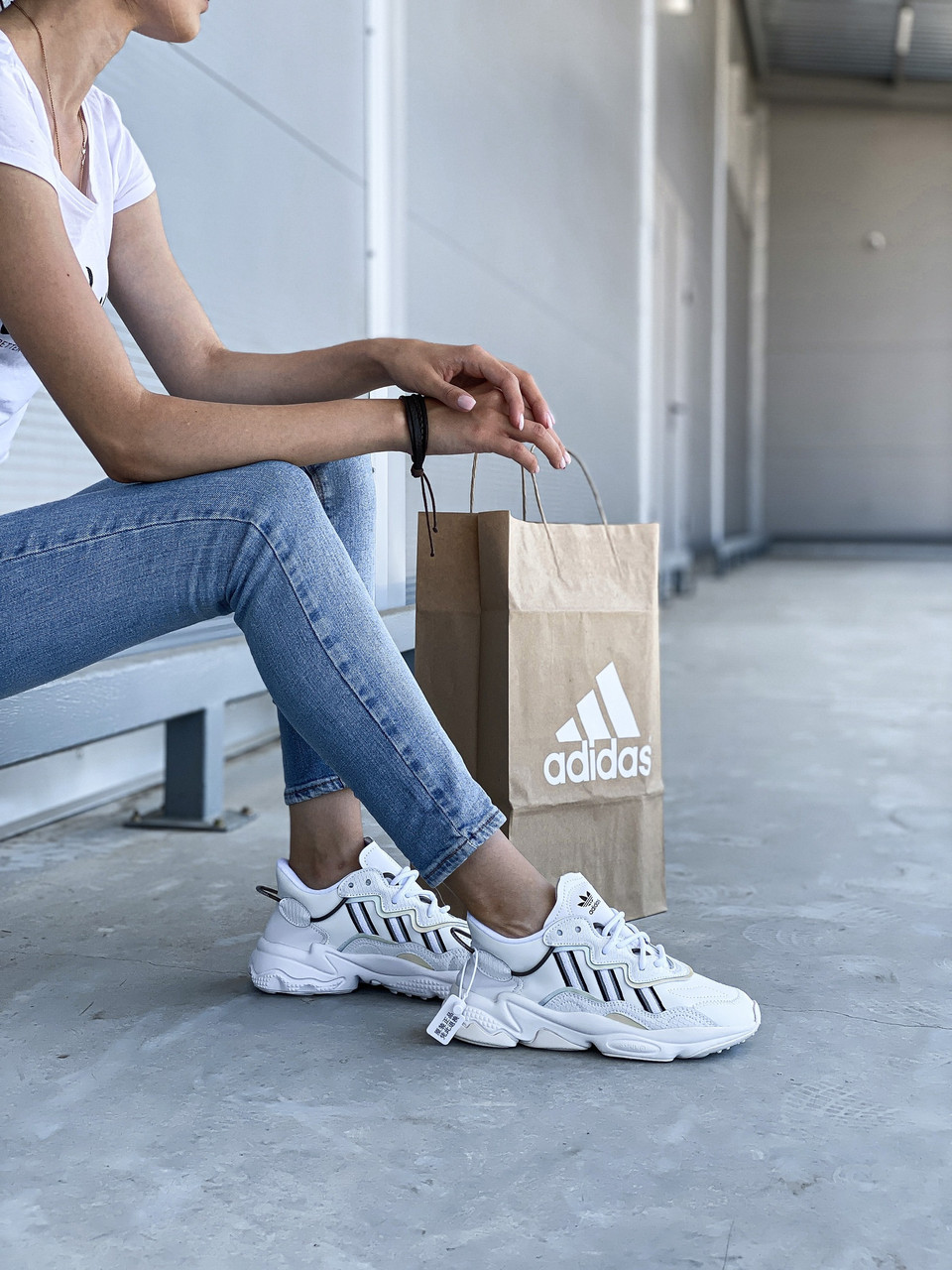 

Женские белые кроссовки Adidas Ozweegо, Белый