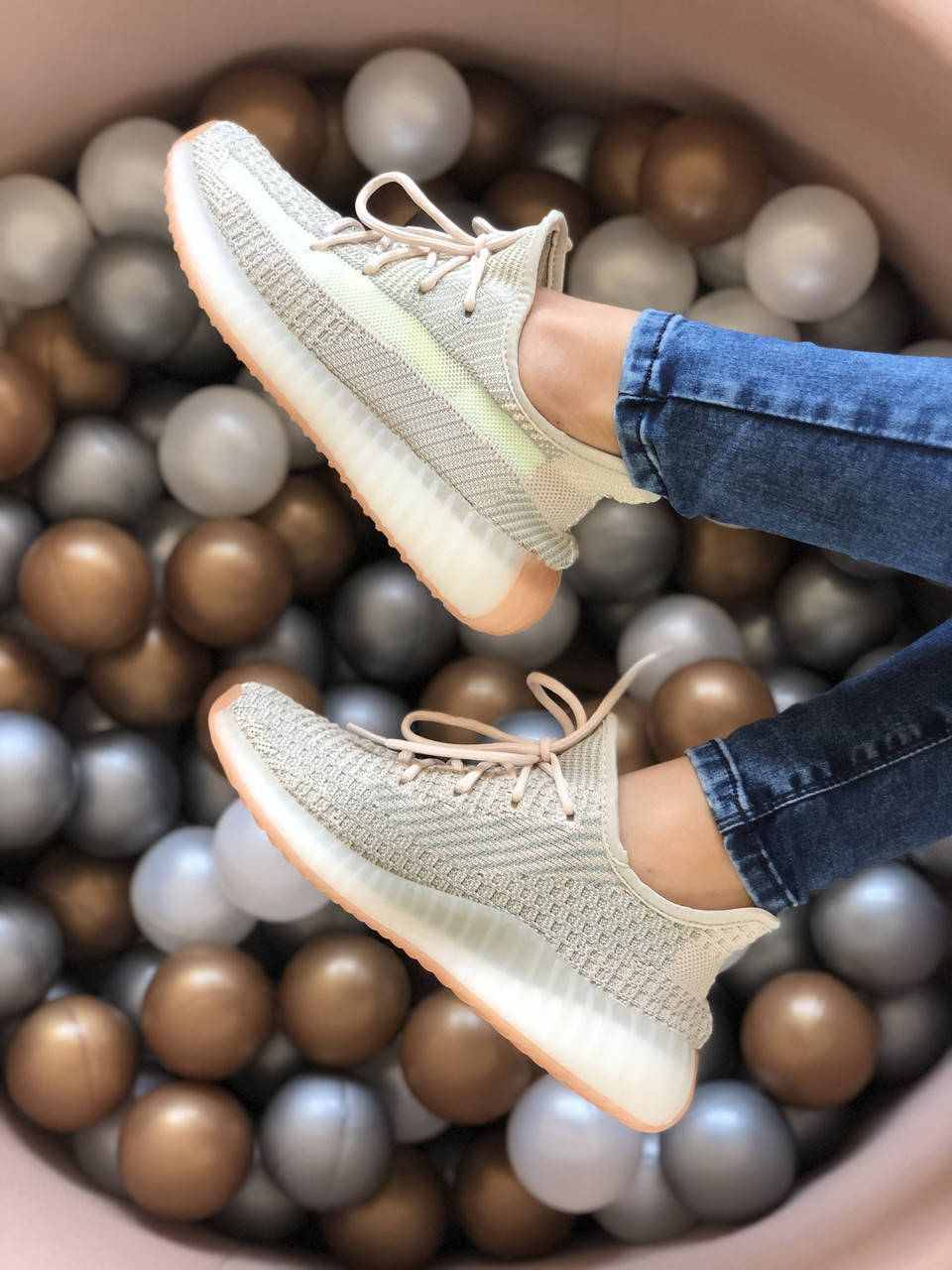 

Женские серые кроссовки Adidas Yeezy, Серый