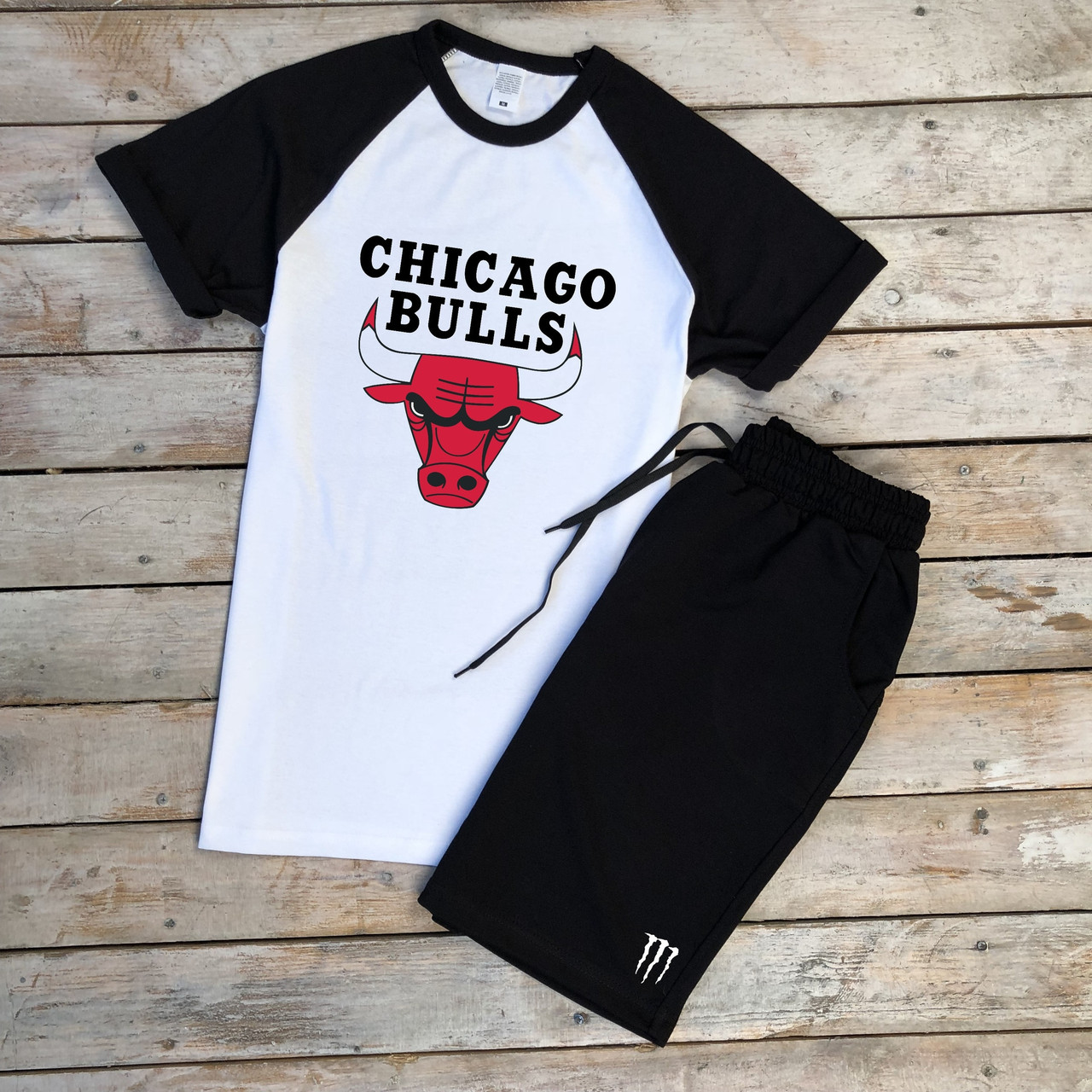 

Мужской летний комплект двухцветная футболка с принтом "CHICAGO BULLS" и чёрные шорты с принтом "Царапины"