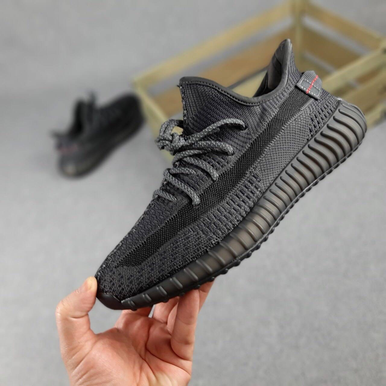 

Кроссовки мужские чёрные Adidas Yeezy Boost 350 v2 44, 28, Черный