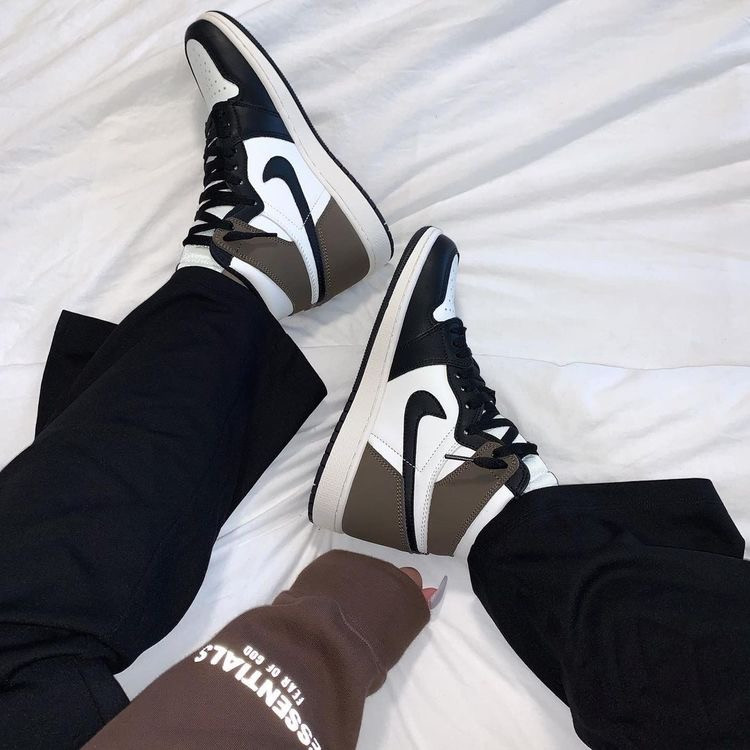 

Air Jordan 1 Mid Dark Mocha