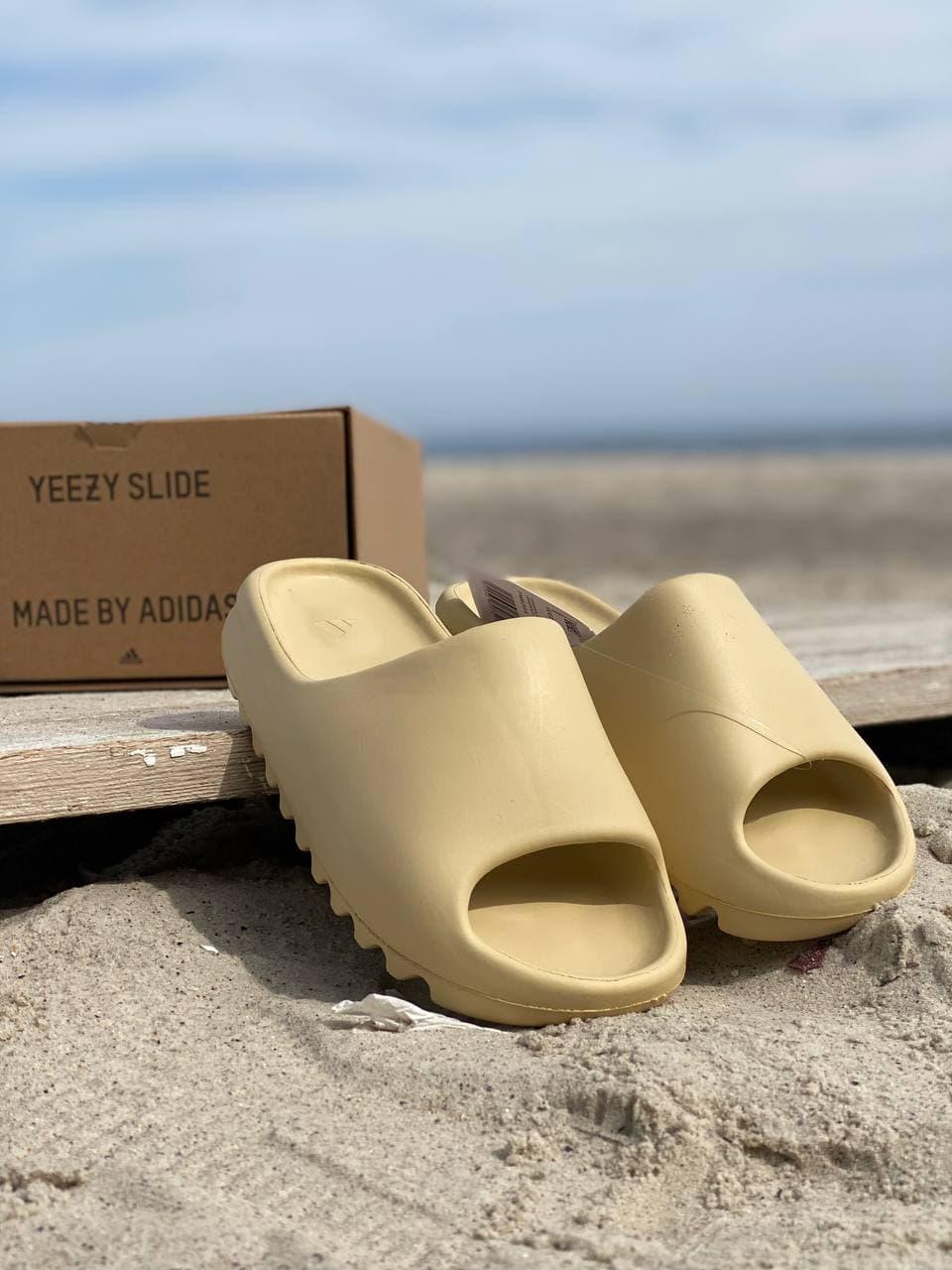 

Мужские шлепки Adidas Yeezy Slide Desert / Адидас Изи Слайд Песочные 42, Песочный