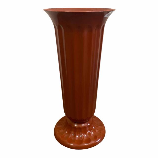 высокая пластиковая ваза коричневого цвета