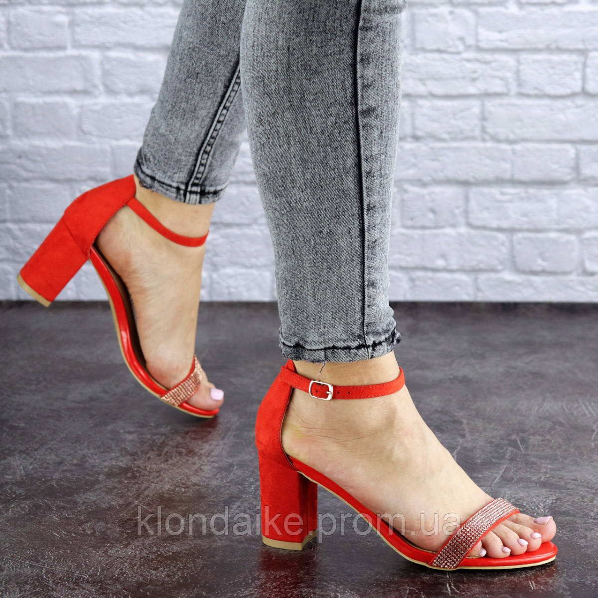 

Женские босоножки на каблуке Fashion Lacey Красный