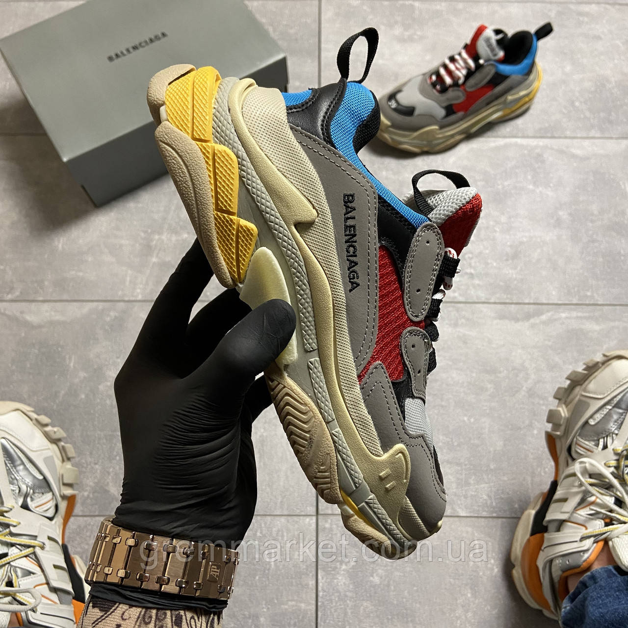 

Balenciaga Triple S Gray Red Blue (Серый Бежевый)