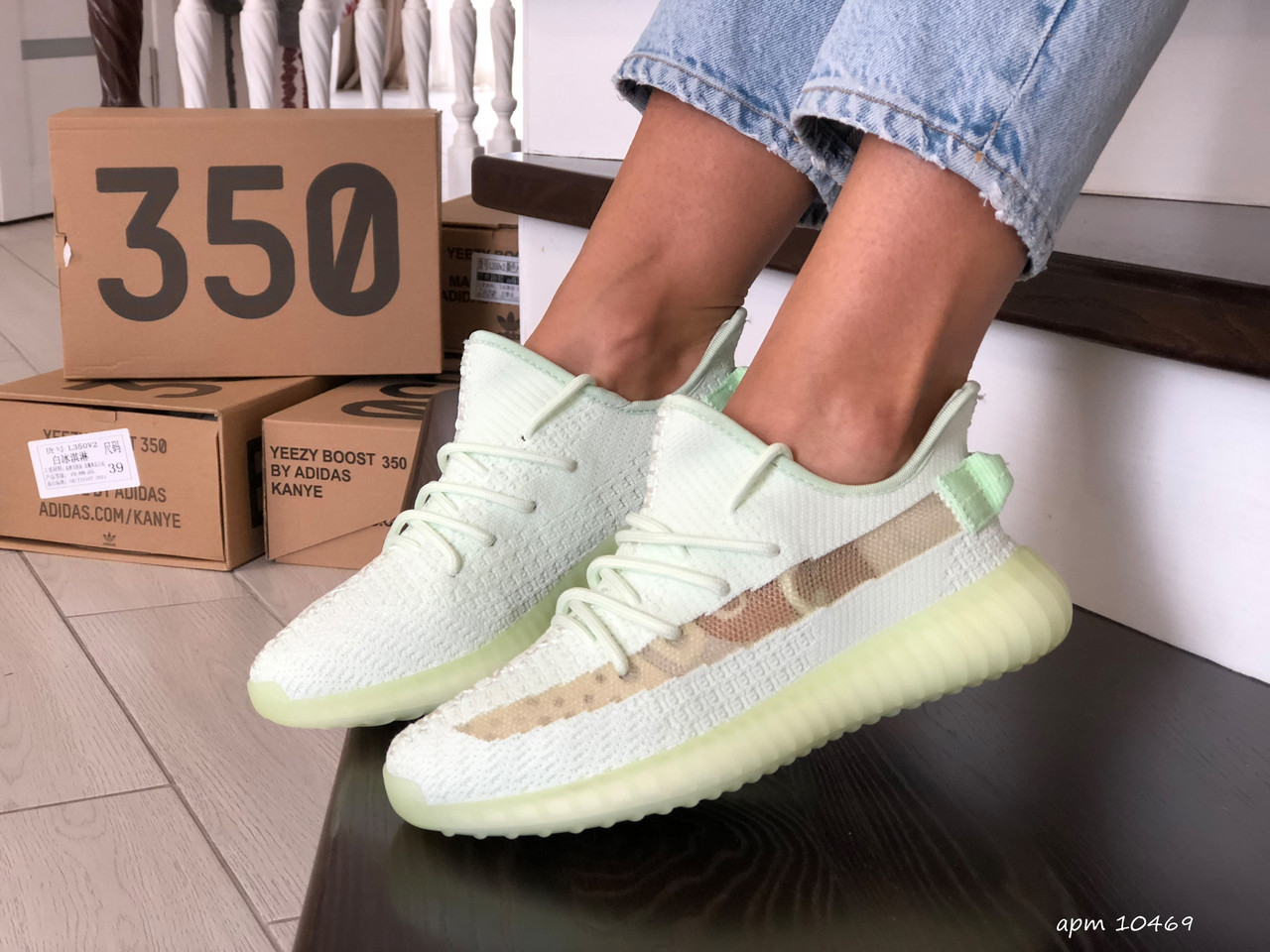 

Женские кроссовки в стиле Adidas Адидас Yeezy Boost 350 v2, салатовые 37 (23,5 см), Салатовый