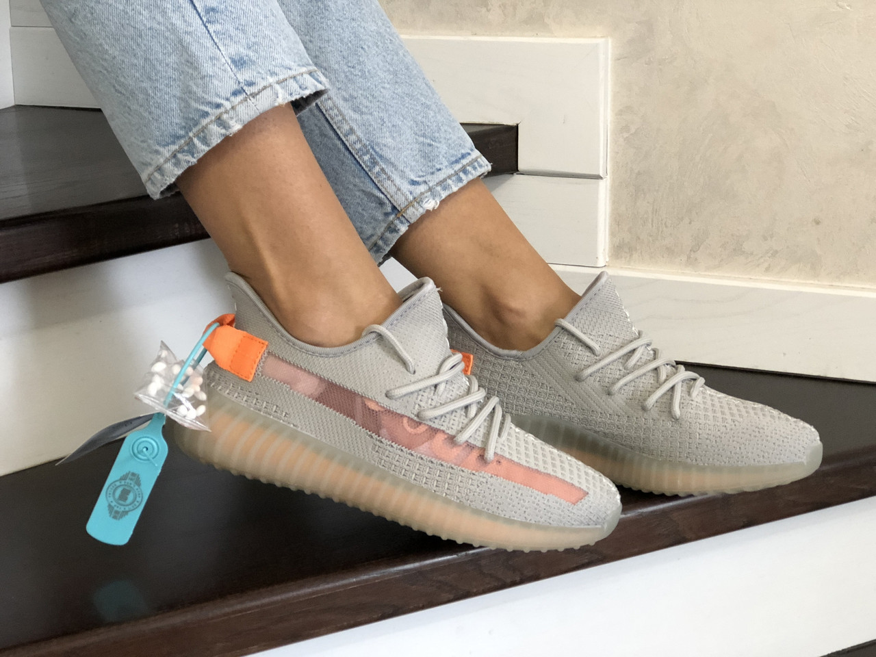 

Женские кроссовки в стиле Adidas Адидас Yeezy Boost 350 v2, серые с оранжевым 37 (23,5 см), Серый