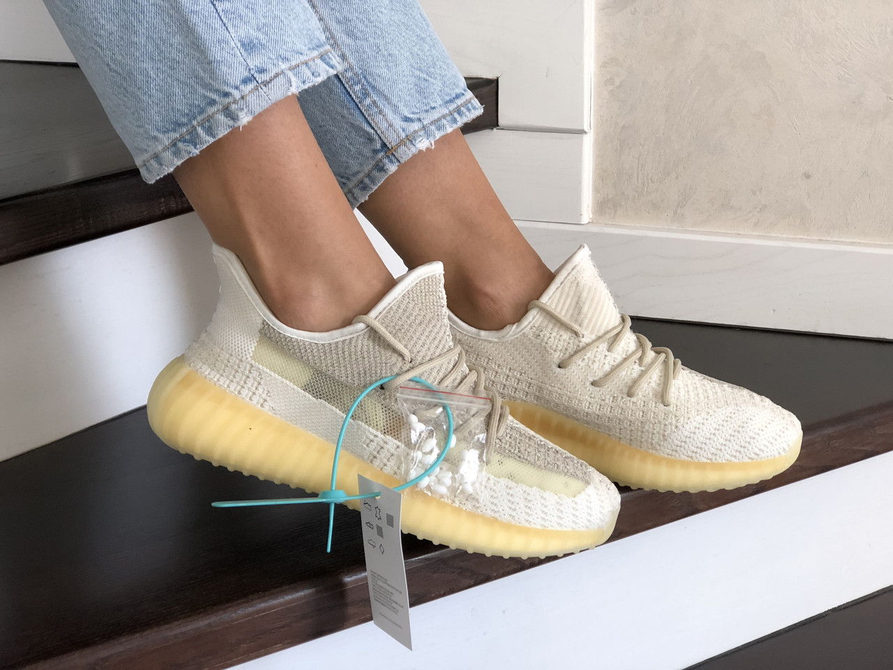 

Женские кроссовки в стиле Adidas Адидас Yeezy Boost 350 v2, бежевые с лимонным 37 (23,5 см), Бежевый