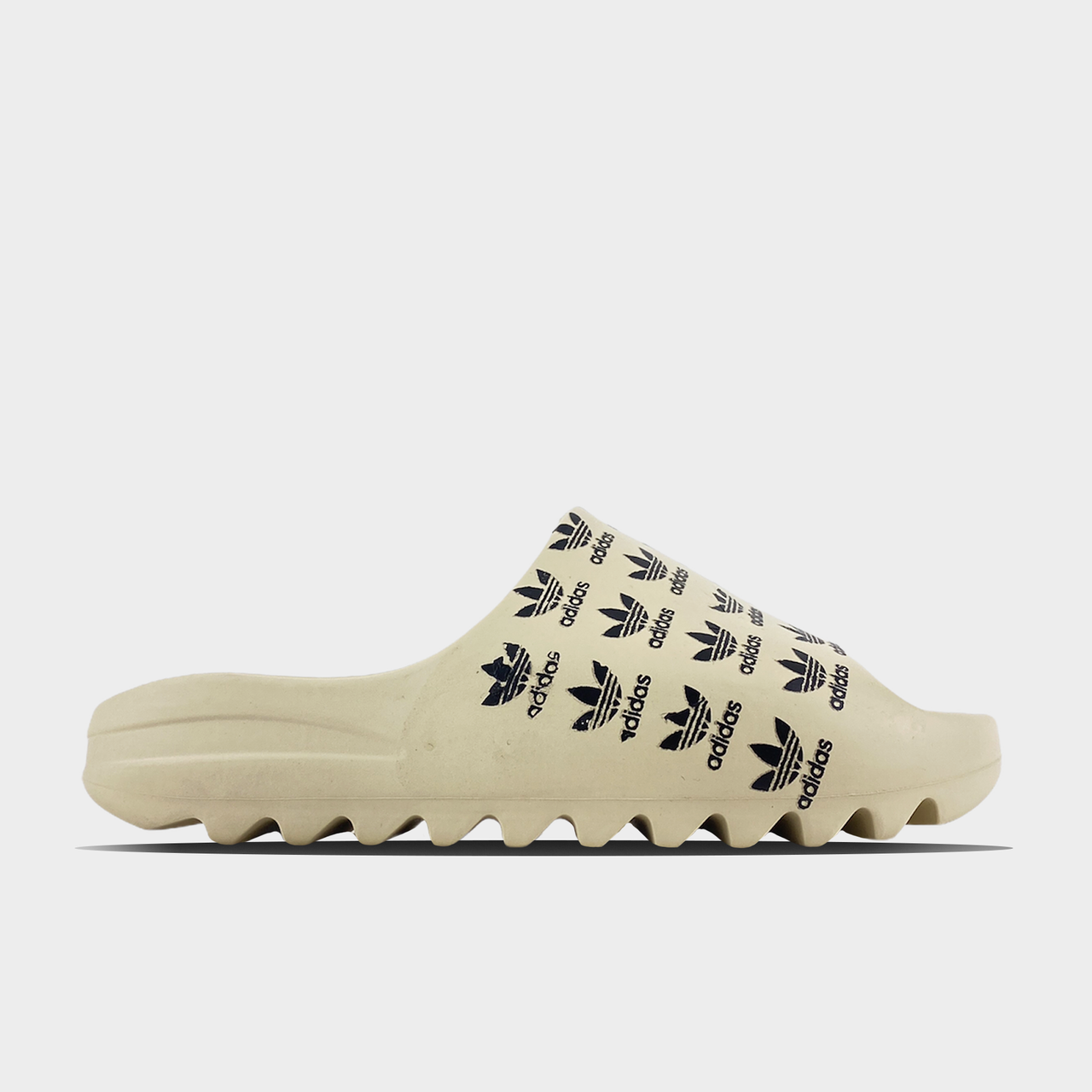 

Женские Adidas Yeezy Slide Logo (Бежевый). [Размеры в наличии: 36,37,38,39,40,41]