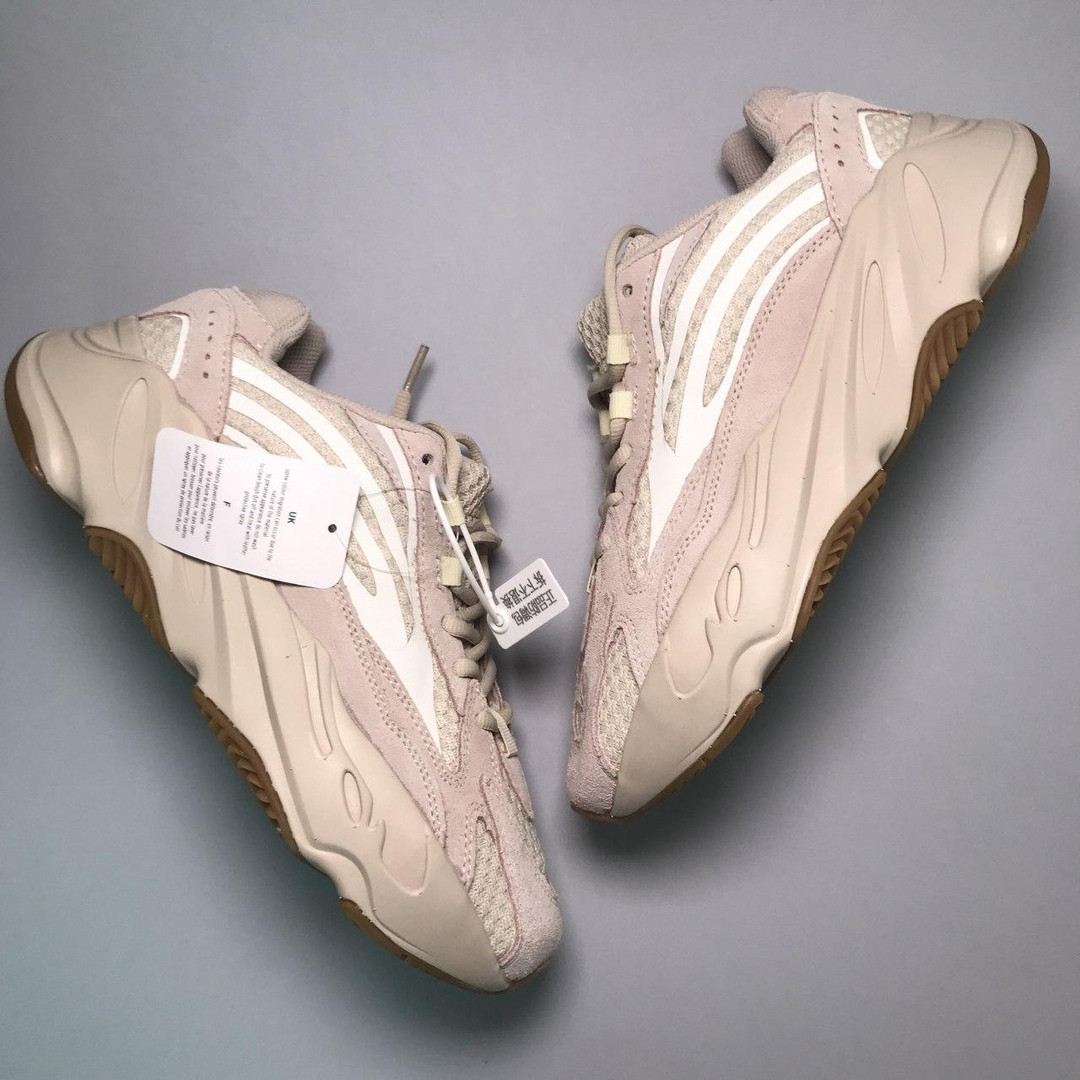 

Женские Adidas Yeezy Boost 700 Analog Reflective (Бежевый). [Размеры в наличии: 36,37,38]