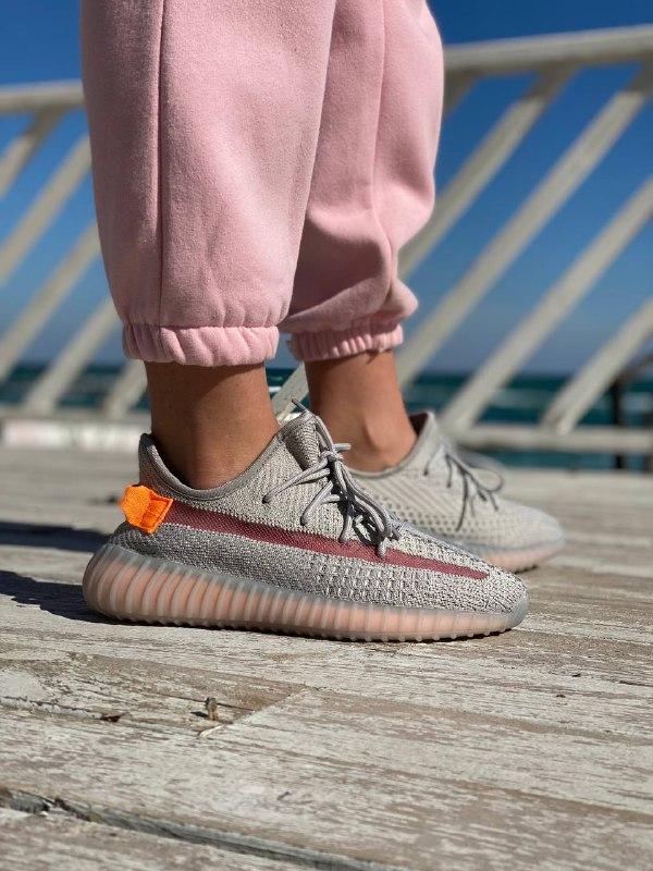 

Кроссовки Adidas Yeezy Boost 350 v2 серые с оранжевым текстильные на лето адидас яркие для ходьбы 38, Светло-серый