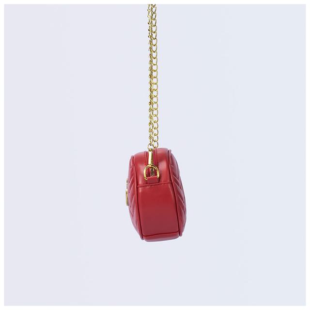 Фото червоної жіночої сумочки вид збоку