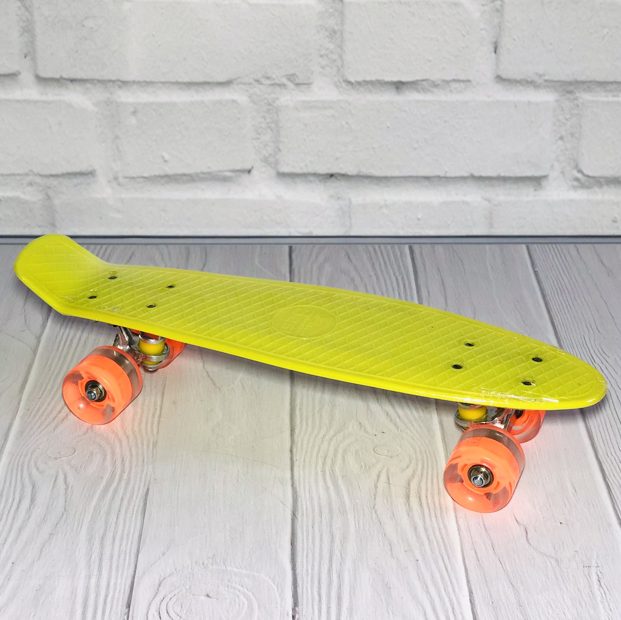 

Скейт (пенни борд) Penny board со светящимися колесами ЖЕЛТЫЙ и ОРАНЖЕВЫЕ колеса арт. 0355