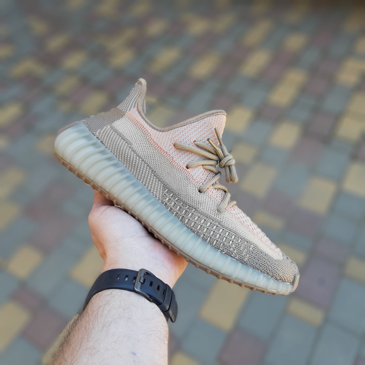 

Кроссы Адидас Изи Буст 350 мужские беговые. Кроссовки мужские Adidas Yeezy Boost 350 бежевые с коричневым. 45