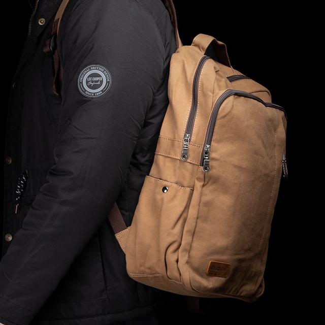 Фото чоловіка з міським коричневим рюкзаком на спині