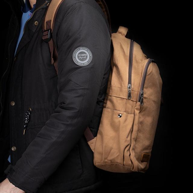 Фото чоловіка з міським коричневим рюкзаком на спині