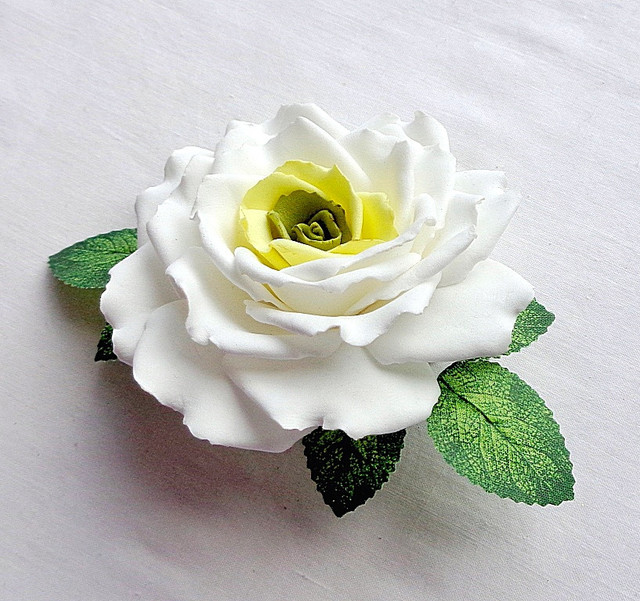 Шпилька брошка квітка з білою трояндою з фоамирана ручної роботи "Еліза"-купити-в інтернет-магазині AnnaRose