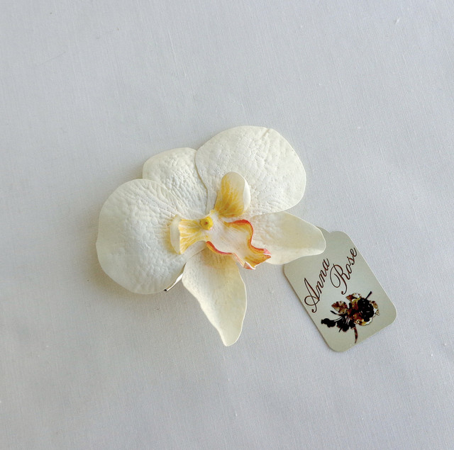 Заколка-брошь из фоамирана ручной работы "Орхидея молочная"-купити-в інтернет-магазині AnnaRose