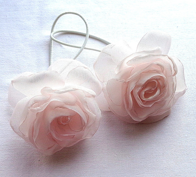 Гумка для волосся з квітами ручної роботи "Троянда Блідо-рожева"-купити-в інтернет-магазині AnnaRose