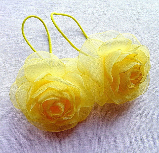 Гумка для волосся з квітами ручної роботи "Жовта чайна троянда"-купити-в інтернет-магазині AnnaRose