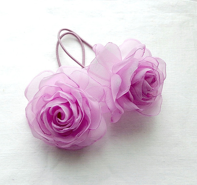 Гумка для волосся з квітами ручної роботи "Бузкова чайна троянда"-в інтернет-магазині AnnaRose