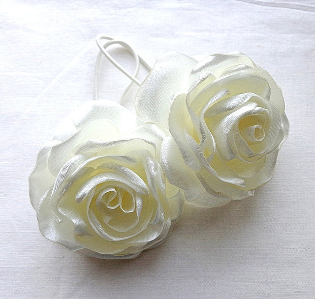 Гумка для волосся з квітами ручної роботи "Молочна атласна троянда"--в інтернет-магазині AnnaRose