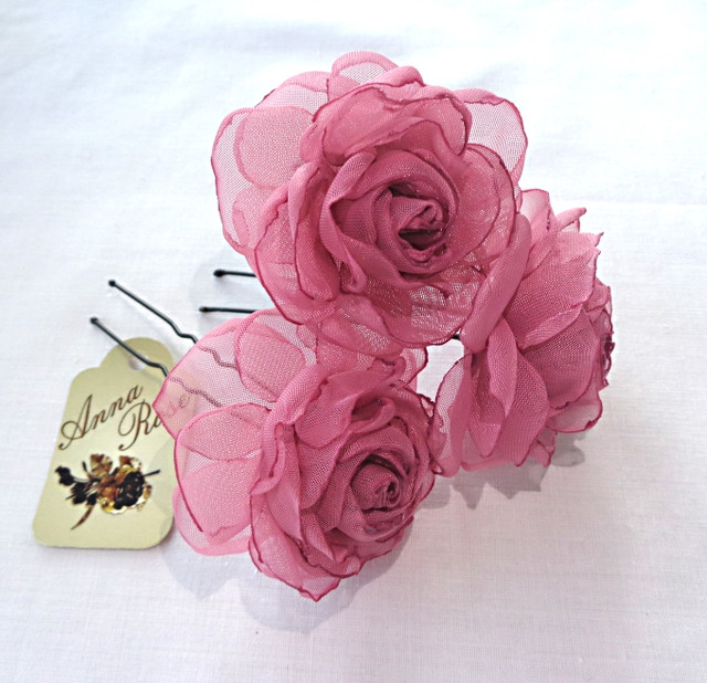 Шпильки для волосся з квітами з тканини ручної роботи "Кармінова чайна троянда"-купити-в інтернет-магазині AnnaRose