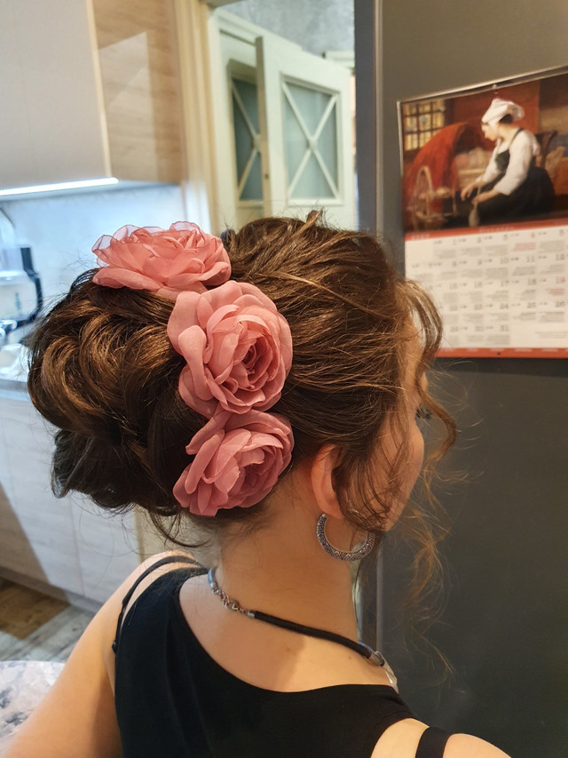 Шпилька рожева для волосся з квітами з тканини ручної роботи "Кармінова троянда"-купити-в інтернет-магазині AnnaRose
