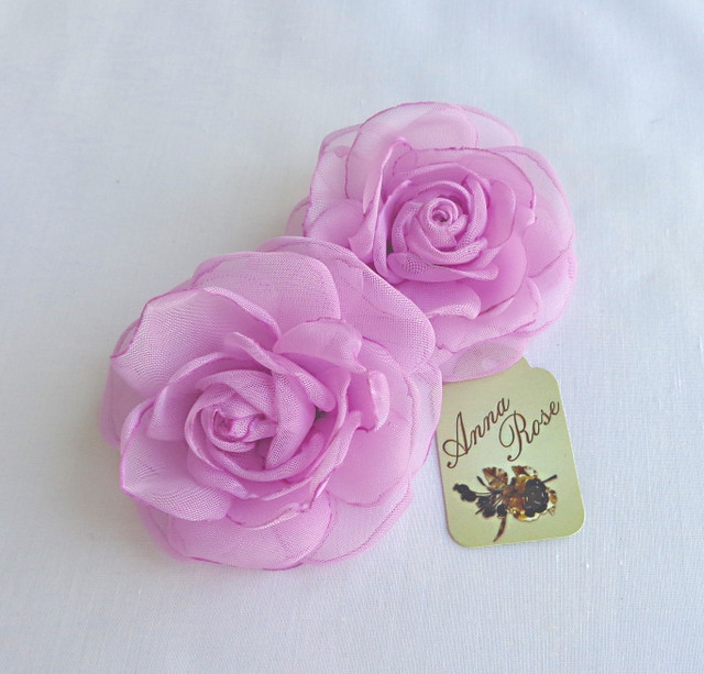 Заколка-уточка з квіткою з тканини ручної роботи "Бузкова чайна троянда"-купити-в інтернет-магазині AnnaRose