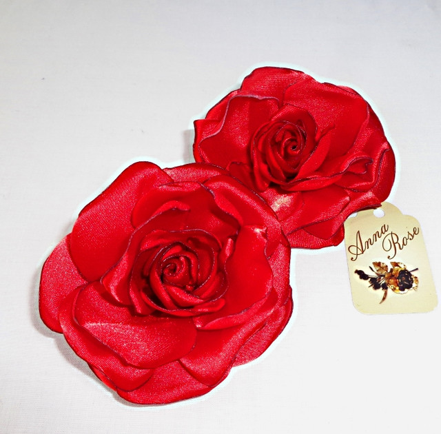 Заколка-уточка з квіткою з тканини ручної роботи "Червона атласна троянда"-купити-в інтернет-магазині AnnaRose