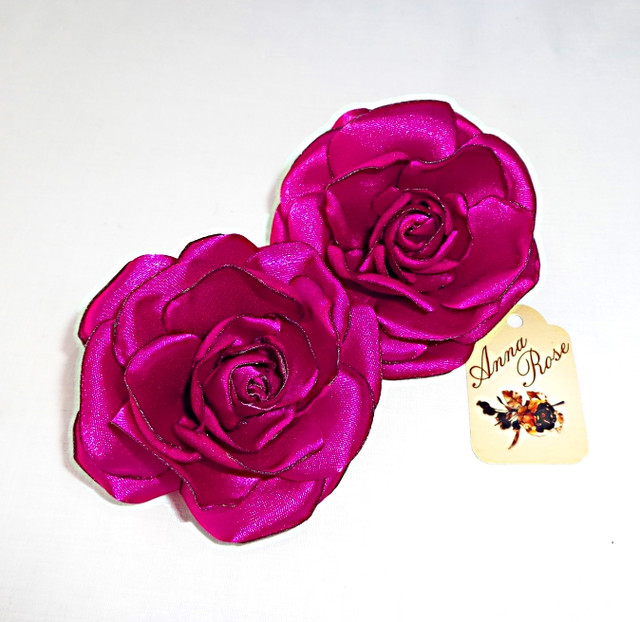 Заколка-уточка з квіткою з тканини ручної роботи "Малинова атласна троянда"-купити-в інтернет-магазині AnnaRose
