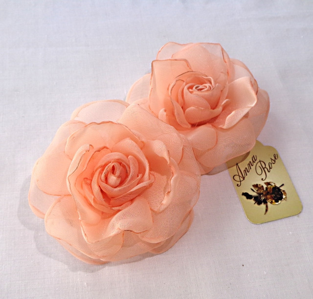 Заколка-уточка з квіткою з тканини ручної роботи "Персикова чайна троянда"-купити-в інтернет-магазині AnnaRose