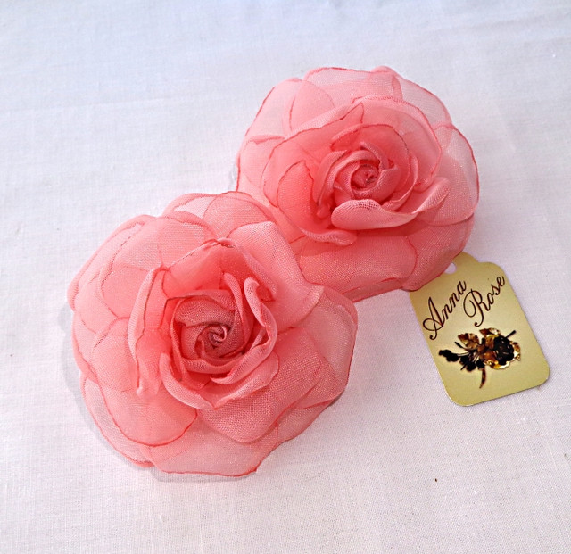 Заколка-уточка з квіткою з тканини ручної роботи "Лососева чайна троянда"-купити-в інтернет-магазині AnnaRose