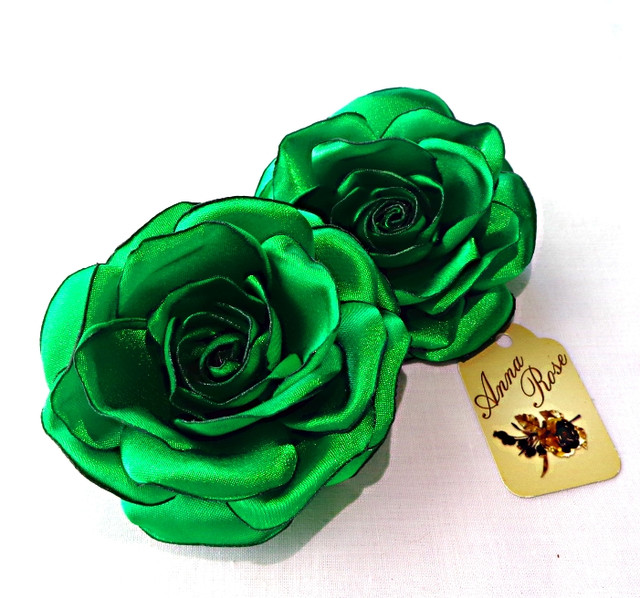 Заколка-уточка з квіткою з тканини ручної роботи "Зелена атласна троянда"-купити-в інтернет-магазині AnnaRose