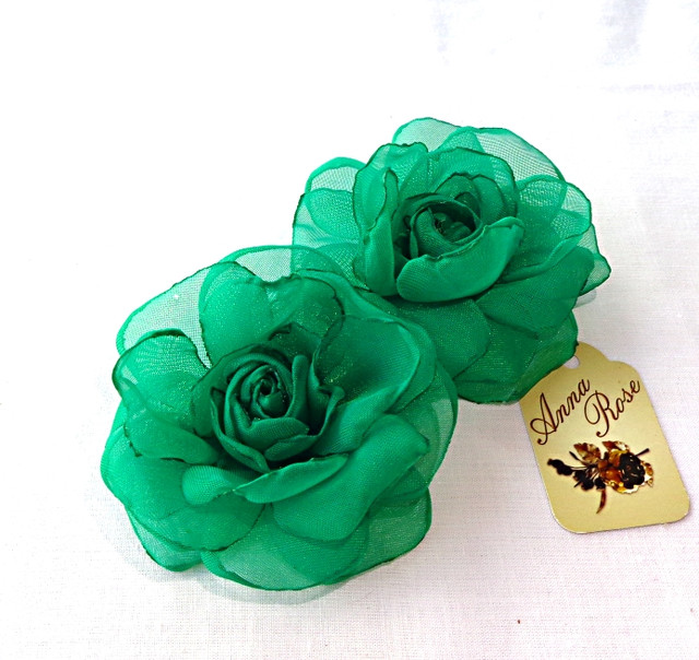 Заколка-уточка з квіткою з тканини ручної роботи "Смарагдова чайна троянда"-купити-в інтернет-магазині AnnaRose