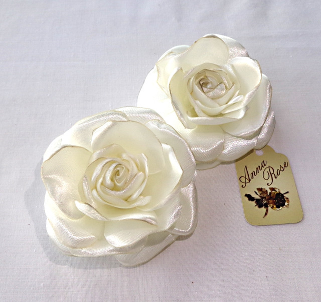 Заколка-уточка з квіткою з тканини ручної роботи "Молочна атласна троянда"-купити-в інтернет-магазині AnnaRose