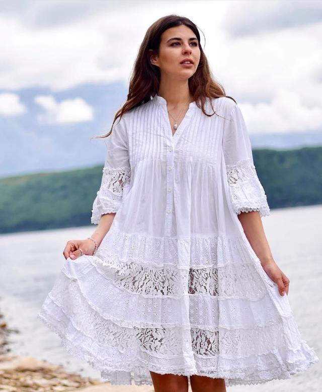 фотографія біле жіноче плаття з гіпюром