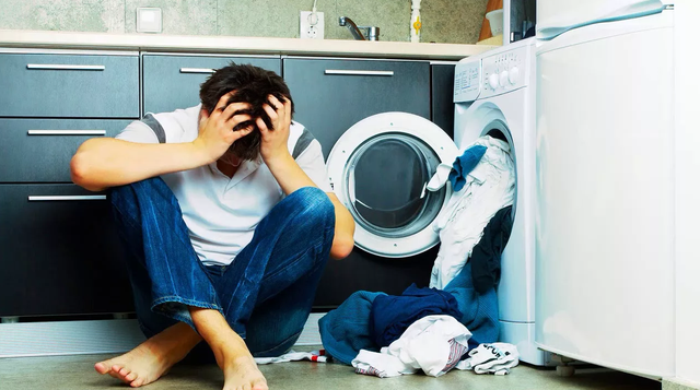 Чому пральна машина зливає воду, але не віджимає?