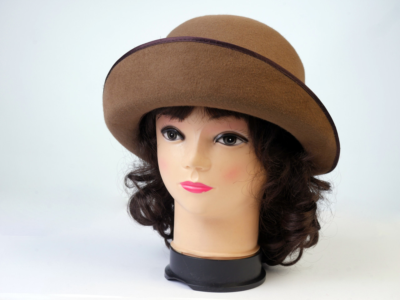 

Гламурная женская фетровая шляпка . Светло-коричневая.Поля в верх.Размер - 58.