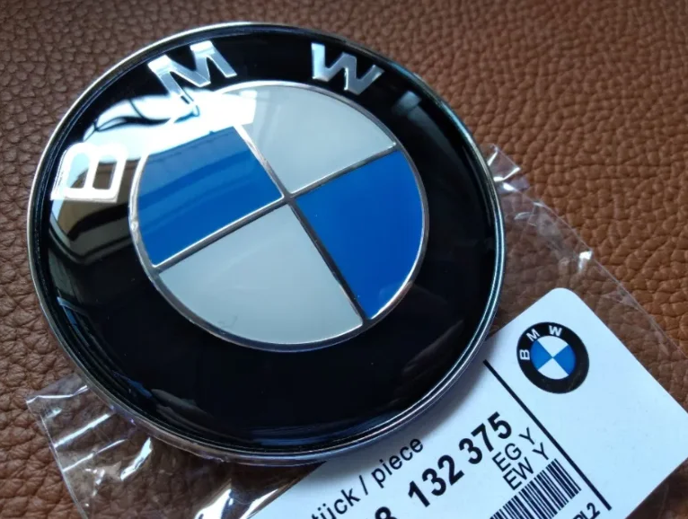 Юбилейный значок бмв. Эмблема на капот BMW e60 черная. Новый значок БМВ. Значок BMW x5 e53 на капот. Эмблема BMW 82мм лакированная с хром подложкой.